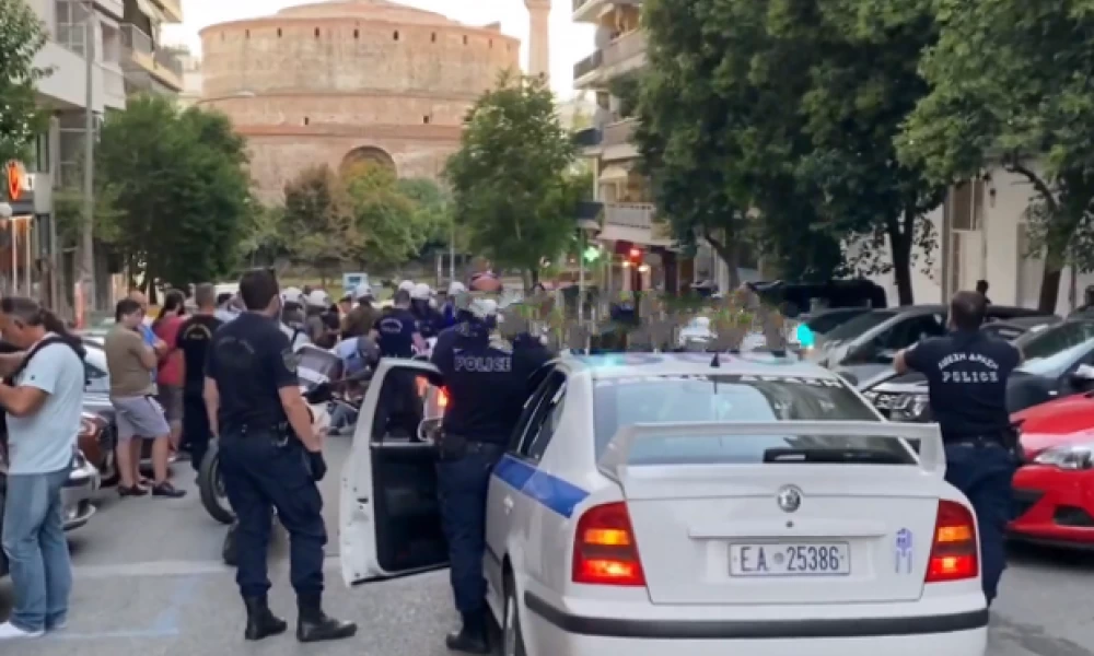 Θεσσαλονίκη: Προσαγωγή 2 Κούρδων που έκαψαν αφίσα του Ερντογάν